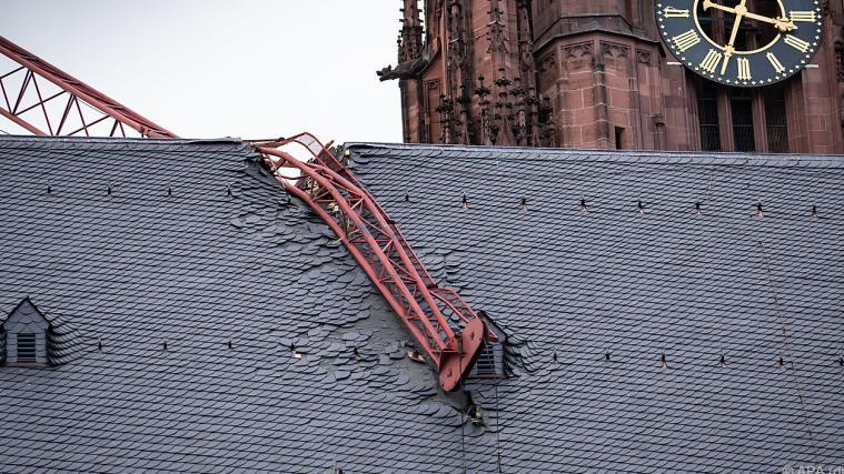 Ein Kranausleger stürzte auf den Frankfurter Dom.