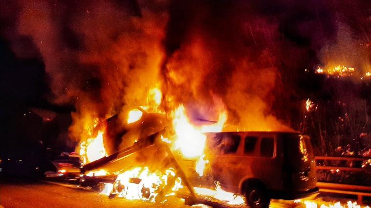 Ein Lkw, der mehrere Transporter geladen hatte, fing Feuer.