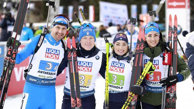 Ein Strahlen im Gesicht: Dominik Windisch, Lukas Hofer, Dorothea Wierer und Lisa Vittozzi (v.l.) freuen sich über Silber.