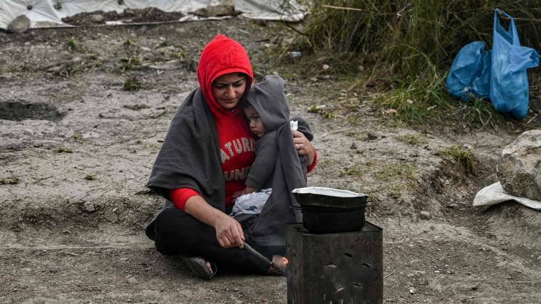 Eine Flüchtlingsfrau und ihr Kind in einem Flüchtlingslager in Lesbos.