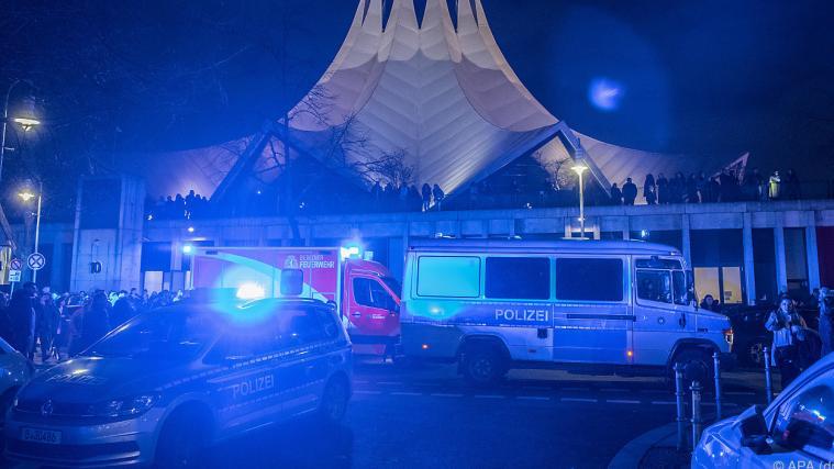 Einsatzfahrzeuge halten vor der Veranstaltungshalle.