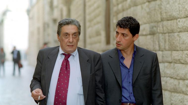 Emilio Solfrizzi und Flavio Bucci (rechts) in einer Szene von „L'avvocato Guerrieri“.