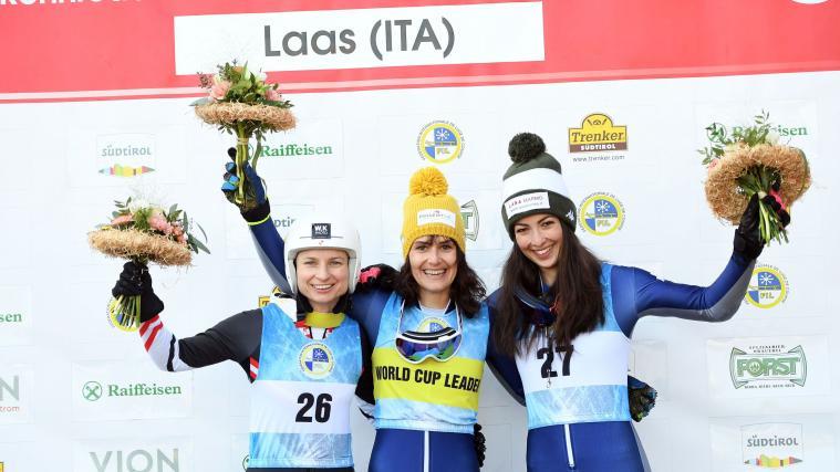 Evelin Lanthaler (Mitte) strahlt zwischen Tina Unterberger (links) und Greta Pinggera (rechts) Podest.