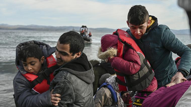 Flüchtlinge kommen auf der griechischen Insel Lesbos an.