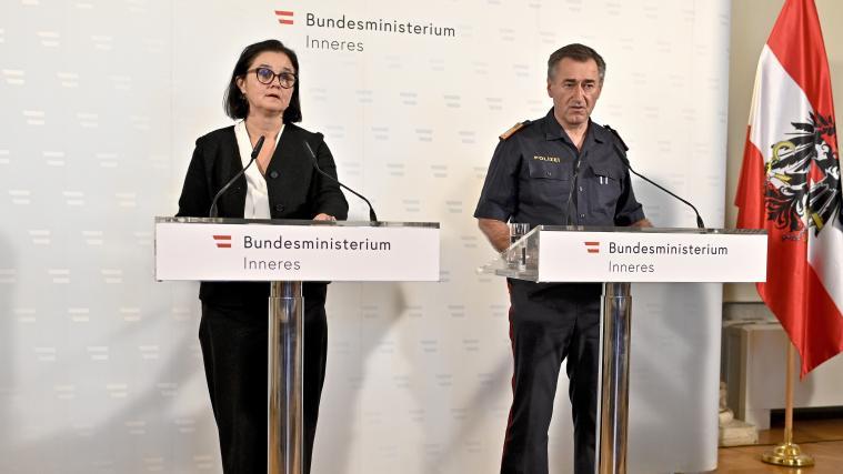 Franz Lang, Leiter des Einsatzstabs im Innenministerium, und Brigitte Zarfl (Gesundheitsministerium) im Rahmen einer Pressekonferenz zur aktuellen Lage wegen des Coronavirus.