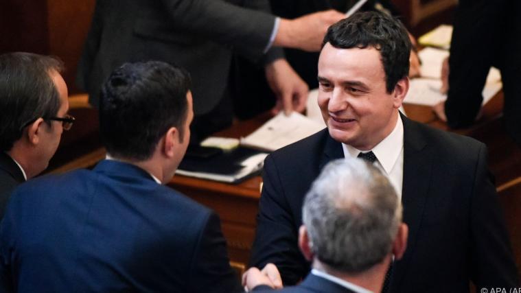 Gratulationen für Albin Kurti im Parlament in Pristina.