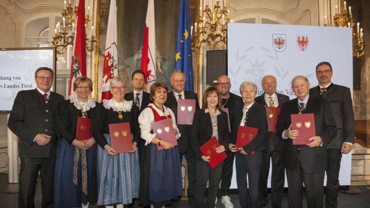 Gruppenfoto mit Günther Platter und Arno Kompatscher: (v.l) Gasser-Oberkofler, Vieider, Stauder, Haim-Swarovski, Wedl, DJ Ötzi, Wittlinger, Bodner, Loner