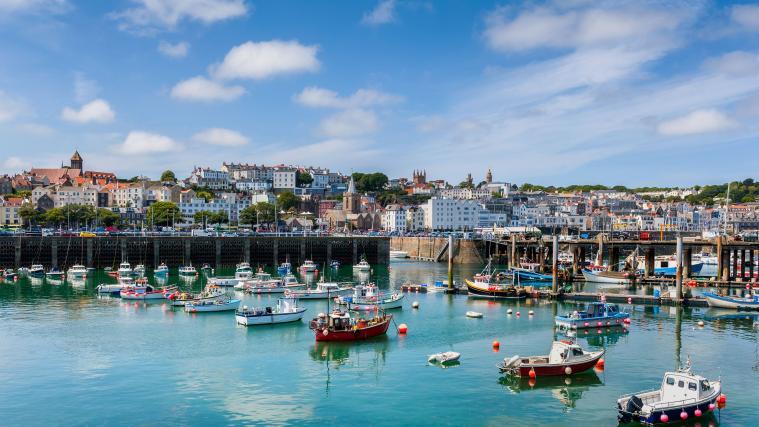 Hafen und Skyline von Saint Peter Port, Guernsey, Kanalinseln, Vereinigtes Königreich.