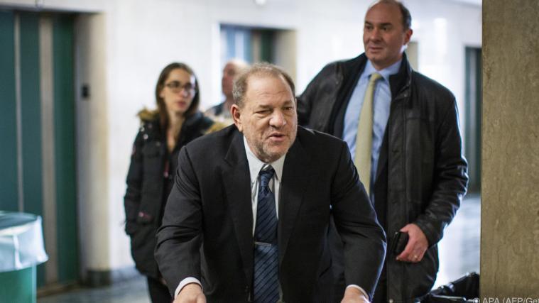 Harvey Weinstein vor Beginn des Verhandlungstages.