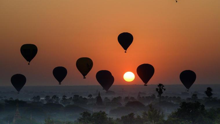 Heißluftballons über den Pagoden von Bagan.