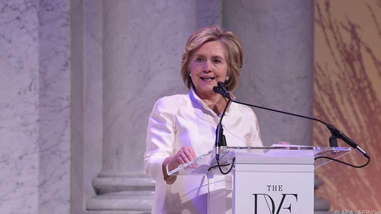 Hillary Clinton stellt in Berlin die Dokuserie "Hillary" vor.