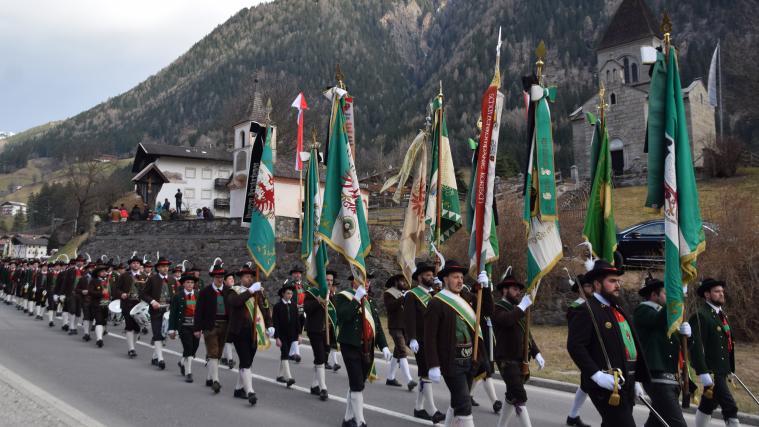Hunderte Schützen und Marketenderinnen marschierten in St. Leonhard auf.
