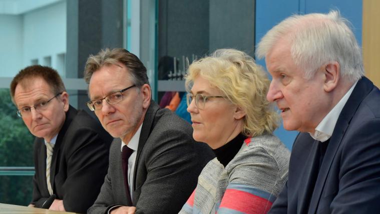 Im Bild: Horst Seehofer (ganz rechts) und Peter Frank (ganz links) auf einer gemeinsamen Pressekonferenz zum Anschlag in Hanau.
