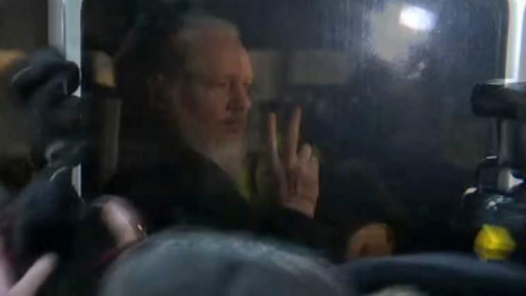 Im Bild: Wikileaks-Gründer Julian Assange auf dem Weg zum Amtsgericht in London.