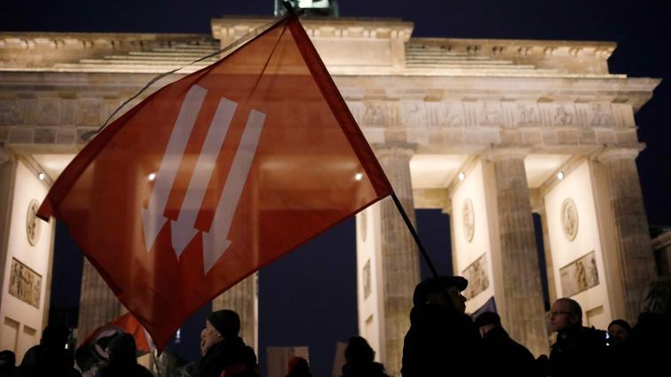In Berlin versammelten sich am Brandenburger Tor rund 500 Menschen.