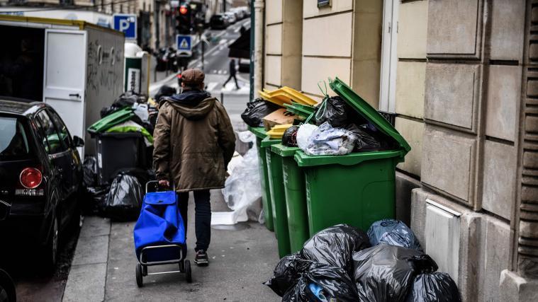 In Paris stapelt sich der Müll.
