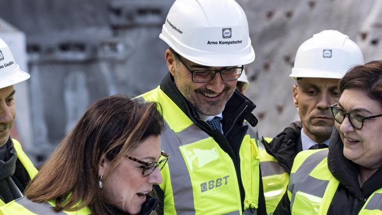 Innovative Verkehrslösungen auf der Autobahn jetzt, Entlastung durch Tunnel später: De Micheli, Kompatscher, Valean.