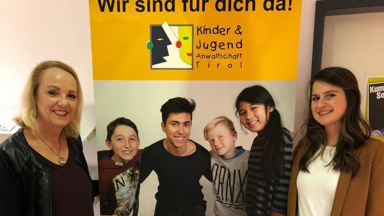 Kinder- und Jugendanwältin Daniela Höller (im Bild rechts) mit Elisabeth Harasser, der Kinder- und Jugendanwältin des Bundeslandes Tirol
