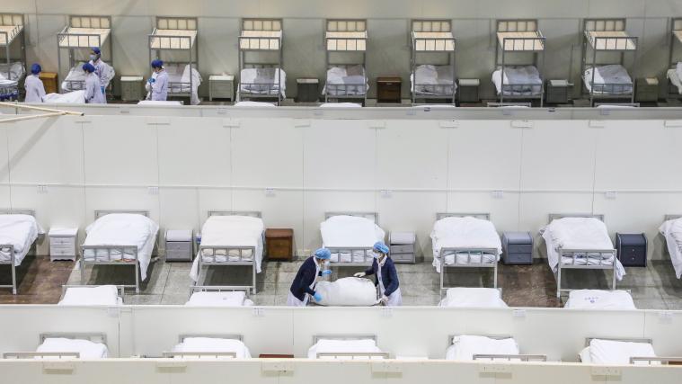 Krankenschwestern richten in Wuhan Spitalsbetten ein.