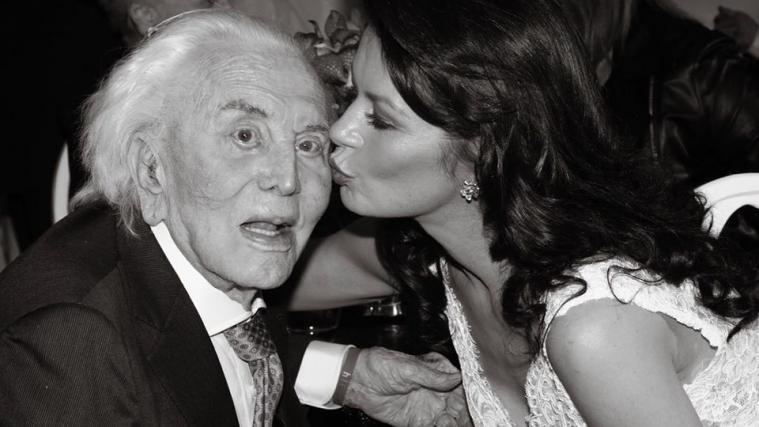 Mit diesem gefühlvollen Schwarzweißfoto hat Catherine Zeta-Jones ihren Schwiegervater Kirk Douglas nach dessen Tod in den sozialen Medien gewürdigt.