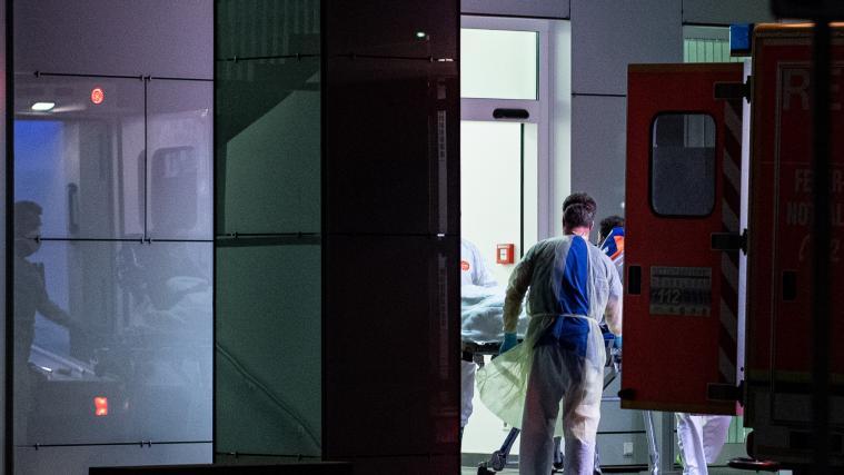 Mitarbeiter des Leber- und Infektionszentrums des Universitätsklinikum in Düsseldorf nehmen den ersten mit dem Coronavirus Infizierten in Nordrhein-Westfalen in Empfang