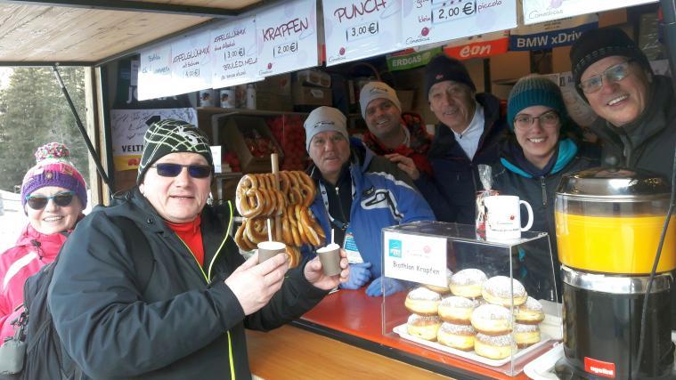 Mitarbeiter und Kunden beim Stand von Comedicus.
