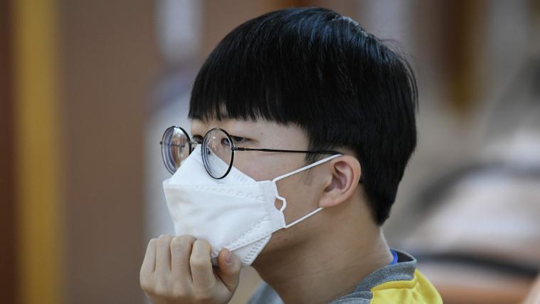 Nach Angaben des Industrieministeriums können chinesische Fabriken pro Tag nur rund 20 Millionen Atemmasken produzieren.