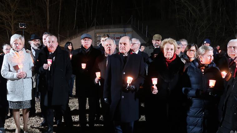Nationalratspräsident Wolfgang Sobotka (Bildmitte) und viele weitere bei der Gedenkfeier in Oberwart.