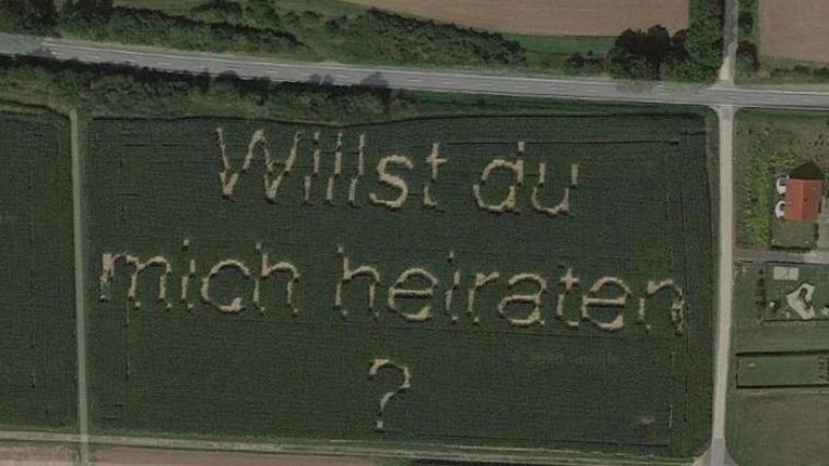 Nur aus luftiger Höhe lässt sich der Heiratsantrag entziffern.