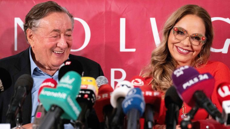 Ornella Muti zeigte sich bestens gelaunt auf der Pressekonferenz mit ihrem Gastgeber Richard Lugner.