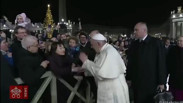 Papst befreite sich mittels Klaps.
