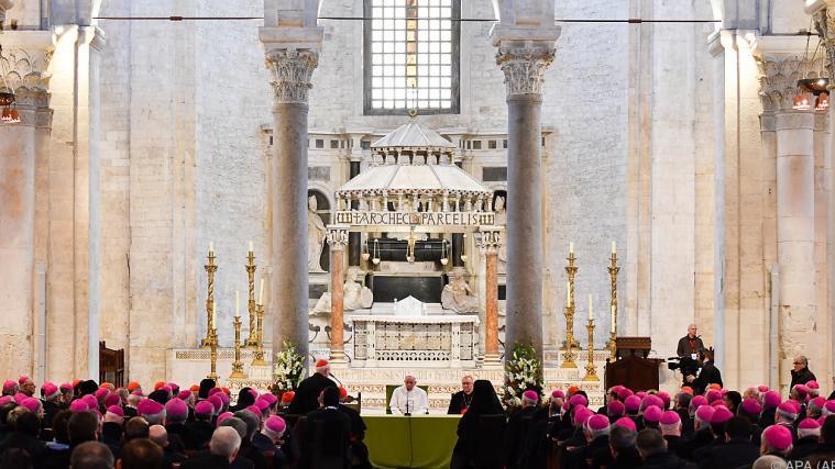 Papst sprach vor Bischöfen in Bari.