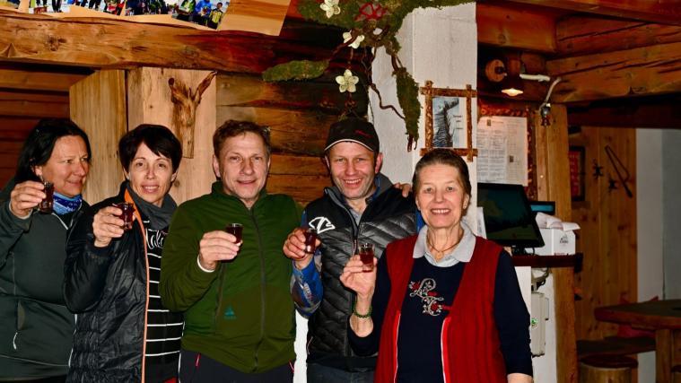 Rita, Christl, Richy und Herbert mit seiner Mutter Maria, Wirtin der Innerhofer-Alm.