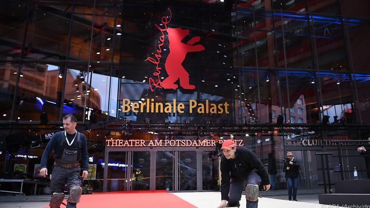 Roter Teppich vor dem Berlinale Palast ausgerollt.