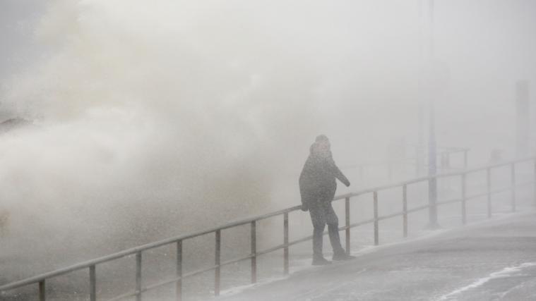 Sturm „Dennis“ bringt starke Niederschläge und Hochwasser nach Großbritannien.
