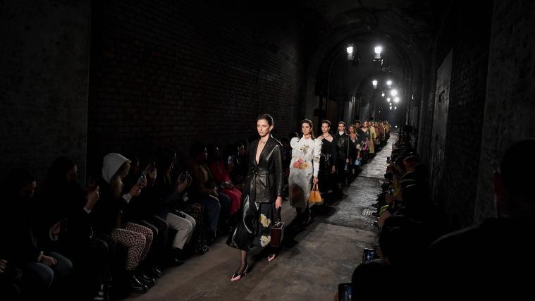 Stylische Gesichtsmasken sind auf der London Fashion Week angesagt – auf dem Laufsteg und bei den Zuschauern.