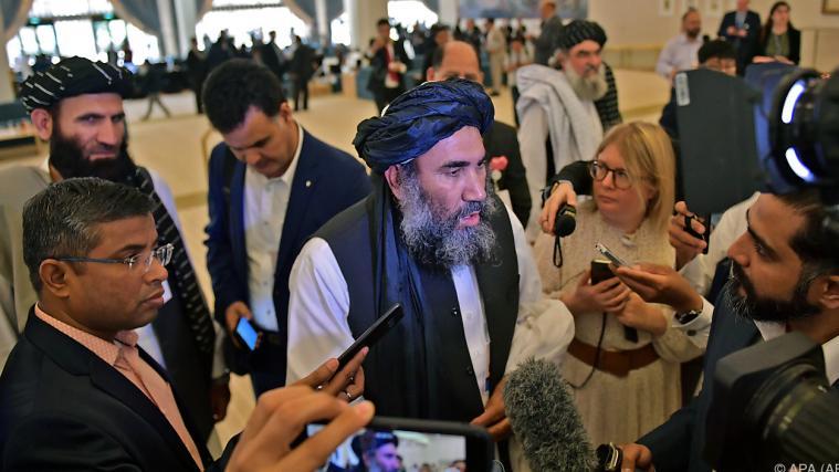 Taliban-Vertreter gibt vor der Zeremonie Interviews.