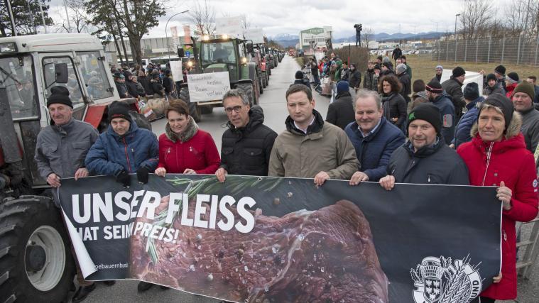 Tausende Bauern protestierten am Mittwoch vor mehreren Spar-Filialen in Österreich.