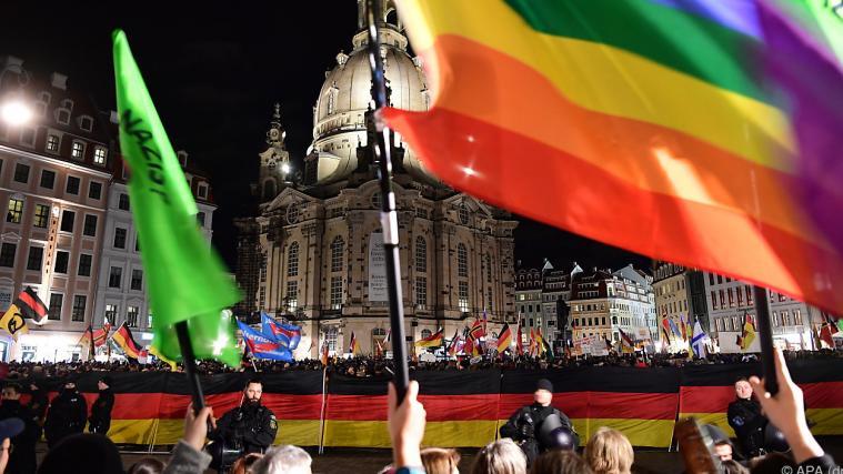 Tausende demonstrierten in Dresden sowohl für als auch gegen Pegida.