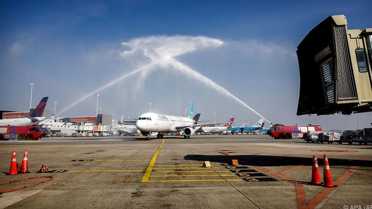 Vom Regen in die Traufe: Airlines werden vom Virus ausgebremst.