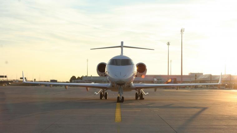 Wer es sich leisten kann, mietet einen Privatjet.