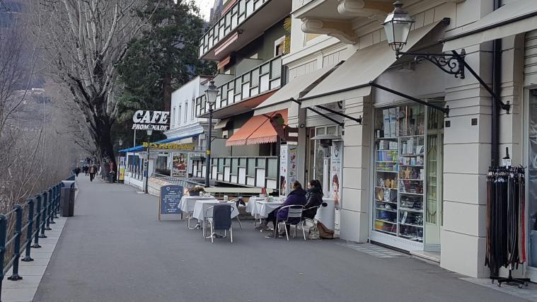 Zwischen der Redaktion der Tageszeitung „Alto Adige“ und dem „Café Restaurant Promenade“ ereignete sich der tätliche Angriff.