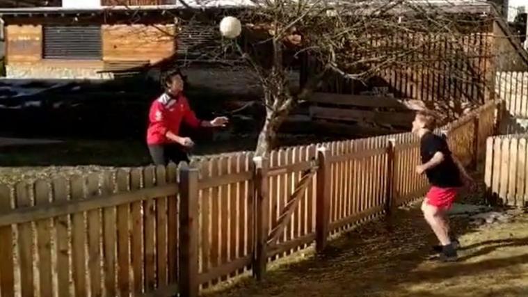 2 junge Kicker von Mareo zeigen ihre Fußballkünste.