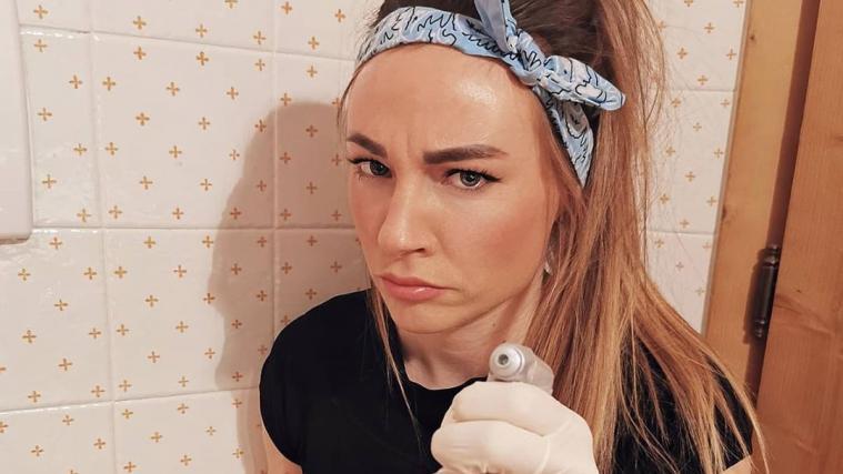 Auch Biathlon-Superstar Dorothea Wierer greift dieser Tage zum Putz-Zeug.