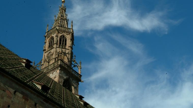 Auch die Glocken des Bozner Pfarrturms haben am Sonntag zu Mittag 10 Minuten lang geläutet.