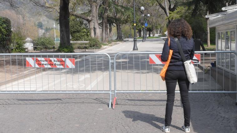 Auch die Talferpromenade ist jetzt Sperrzone. Die Einhaltung der Ausgangssperre wird scharf kontrolliert.