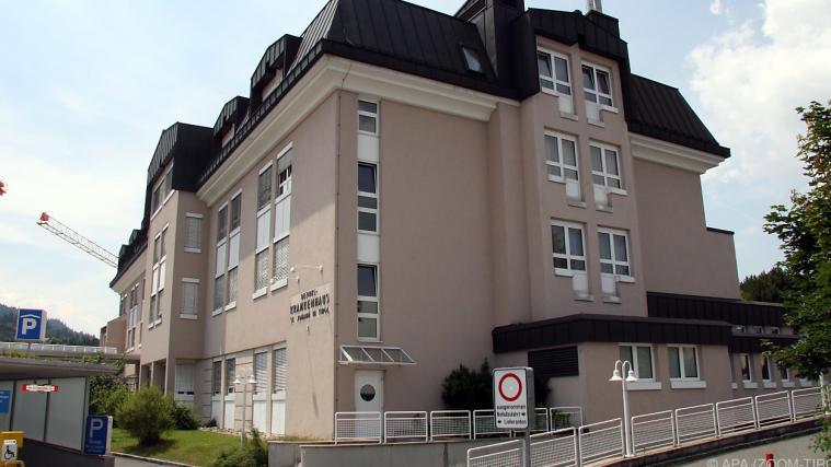 Bis Freitagfrüh gab es 2 Todesfälle im Bezirkskrankenhaus St. Johann in Tirol.