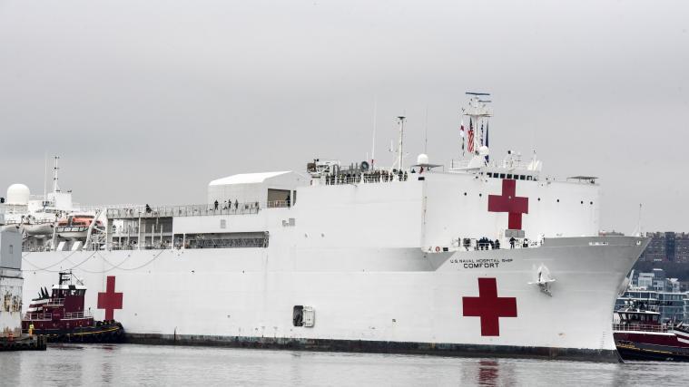 Das Krankenhausschiff der US-Marine „USNS Comfort“ erreichte am Montag den Hafen von New York.