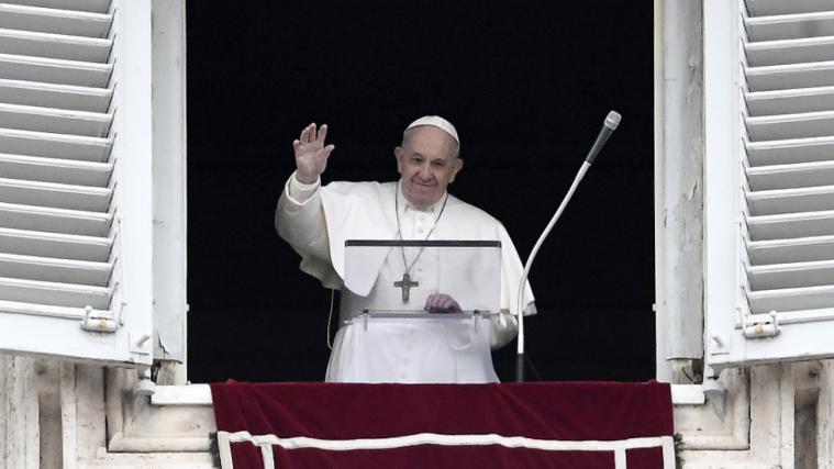 Der Papst zeigte sich den Gläubigen lächelnd.