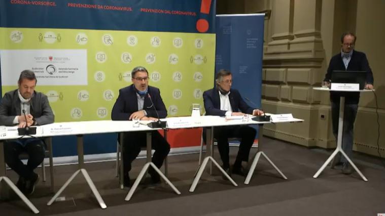 Der stellvertretende medizinische Einsatzleiter Patrick Franzoni, Landeshauptmann Arno Kompatscher und Gesundheitslandesrat Thomas Widmann informierten über die aktuelle Lage.